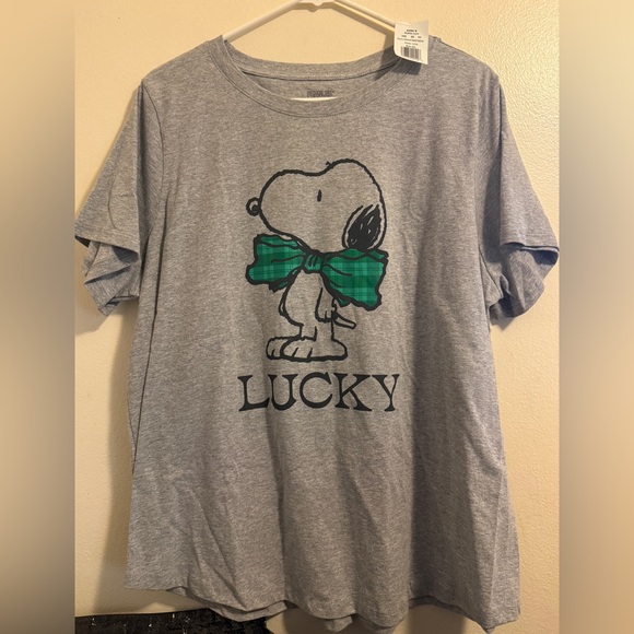 Gray Snoopy  T-Shirt with Green Bow NWT Size XXL - Picture 1 of 5